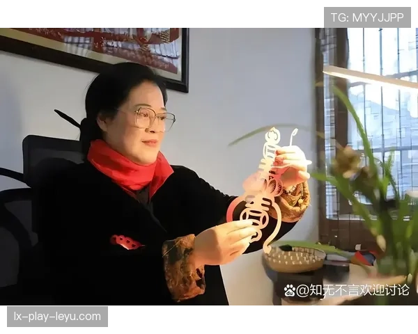 顶级剪纸艺人的镂空:他是如何通过刀法线条维持结构的